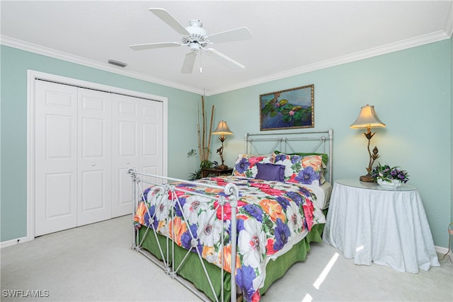 carpeted bedroom featuring ceiling fan, crown molding, and a closet