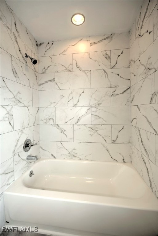 bathroom featuring tiled shower / bath combo