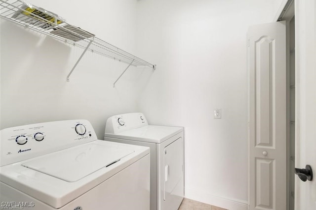 laundry room featuring light tile patterned floors and independent washer and dryer