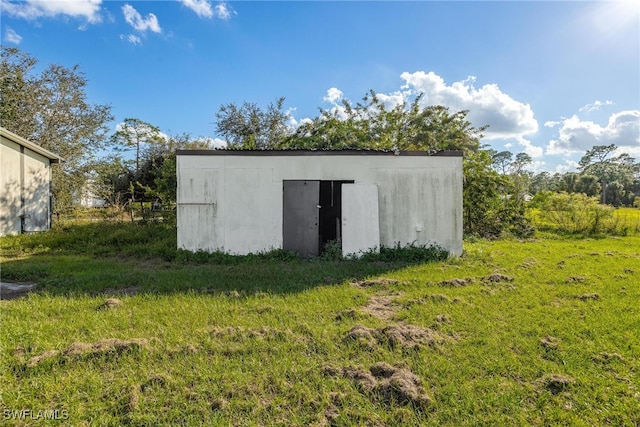 view of outdoor structure featuring a yard