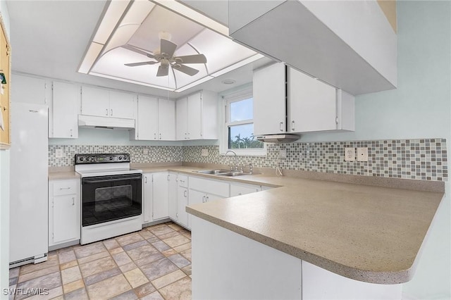 kitchen with under cabinet range hood, a sink, freestanding refrigerator, electric range oven, and tasteful backsplash