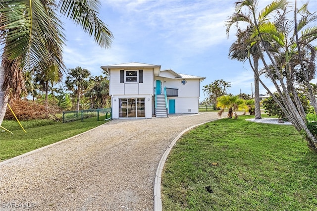 view of front facade featuring a front yard