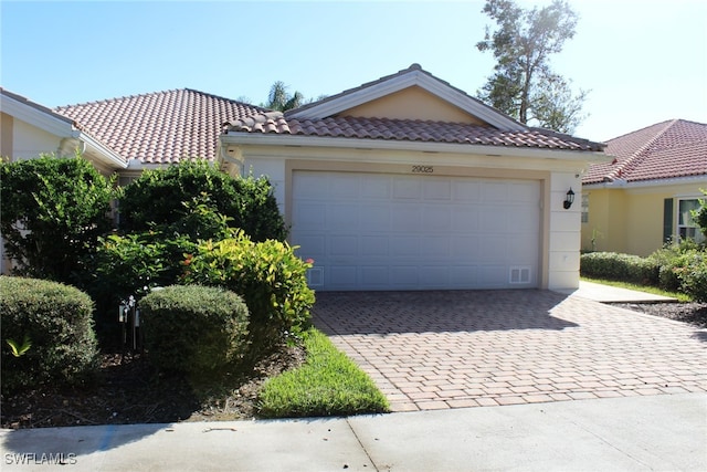 view of front facade featuring a garage