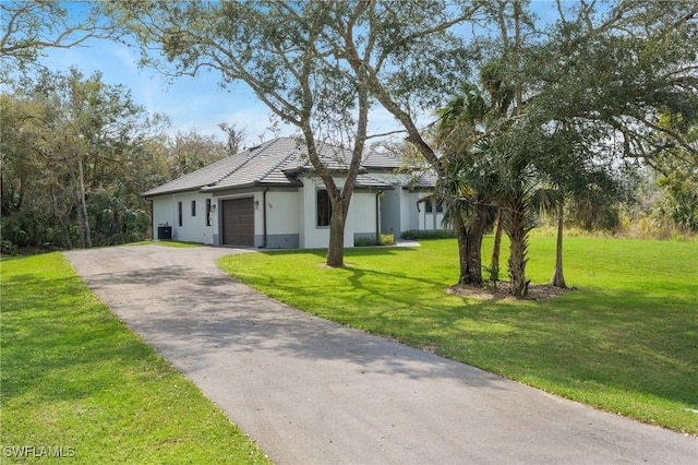 view of front facade featuring a garage and a front yard