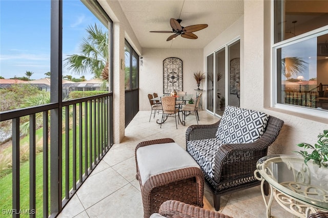 sunroom with ceiling fan