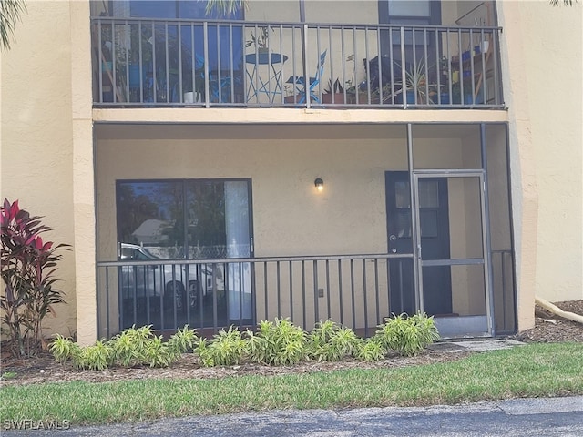 property entrance featuring a balcony