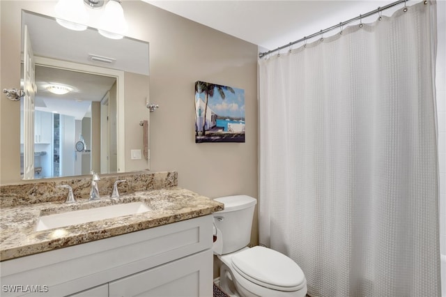 full bath with toilet, visible vents, a shower with shower curtain, and vanity