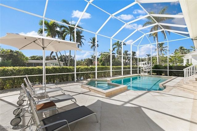 view of pool with an in ground hot tub, a patio, and a lanai