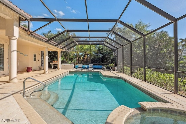 view of swimming pool featuring an outdoor hangout area, a patio, a lanai, and a pool with connected hot tub