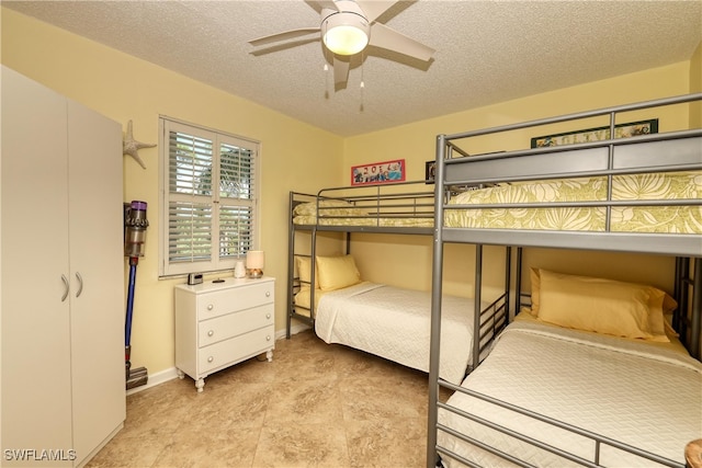 bedroom featuring ceiling fan and a textured ceiling