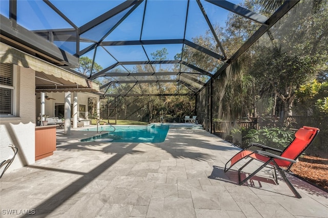 outdoor pool with a ceiling fan, a lanai, and a patio