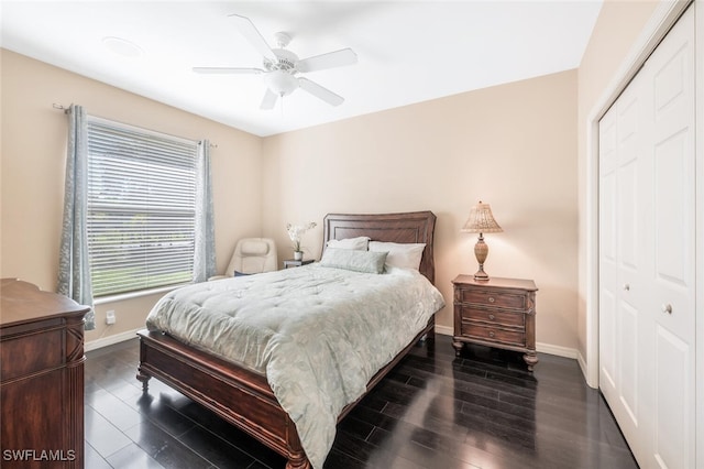 bedroom featuring a ceiling fan, baseboards, dark wood-style flooring, and a closet