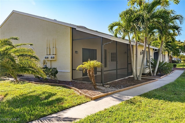 view of side of property featuring a lawn