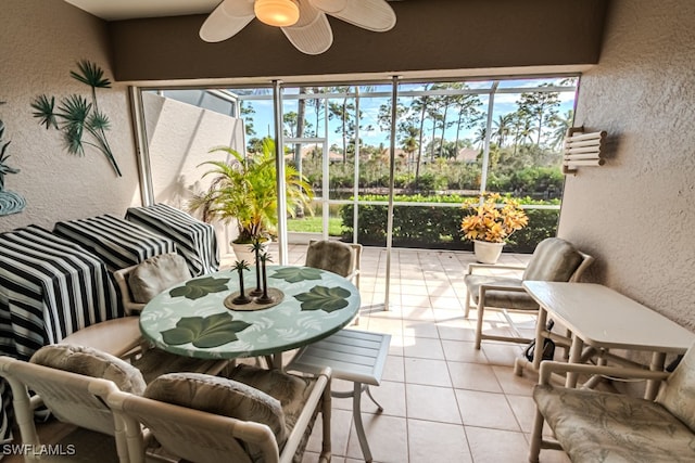 sunroom with ceiling fan