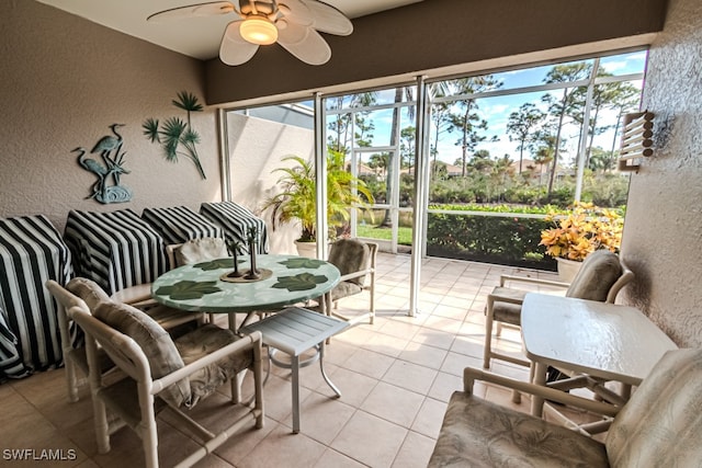 sunroom with ceiling fan