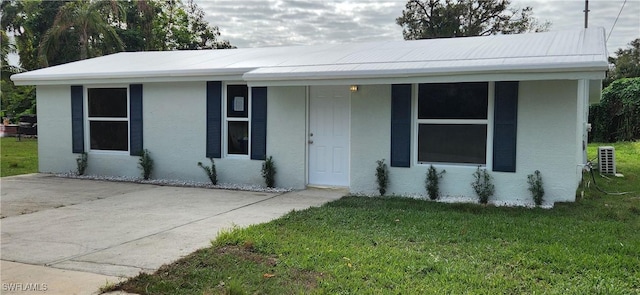 single story home featuring covered porch and a front yard