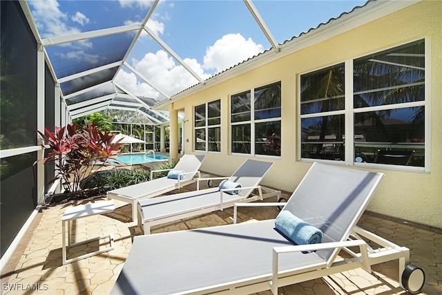 sunroom with vaulted ceiling