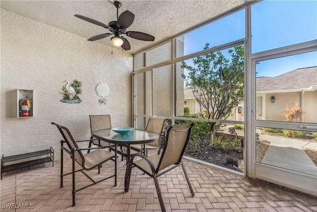 sunroom with ceiling fan