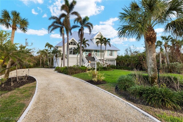 view of front of property featuring a front yard and a garage