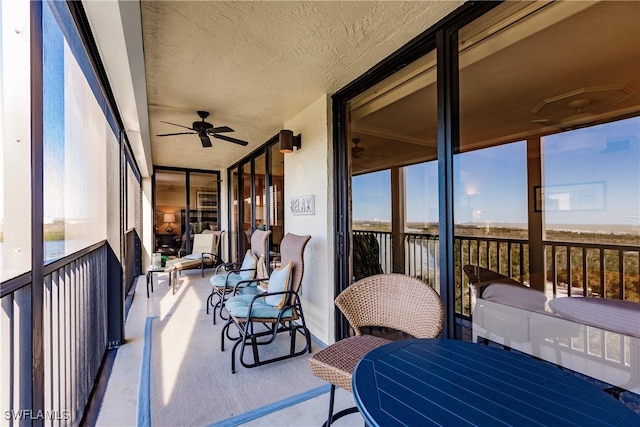 sunroom with ceiling fan