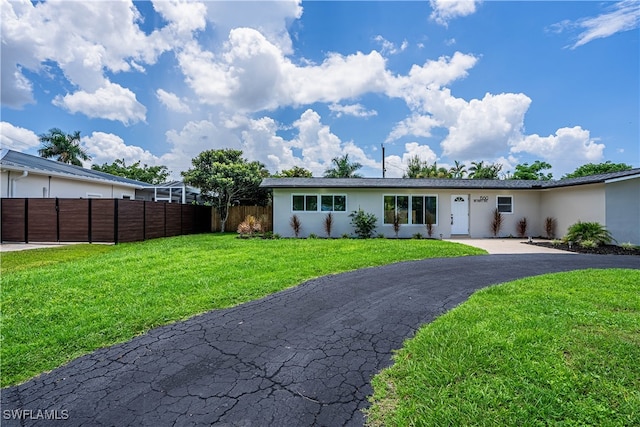 single story home featuring a front lawn