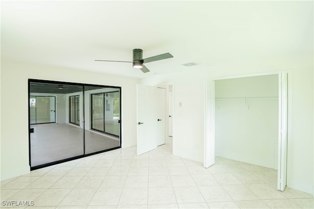 unfurnished bedroom featuring ceiling fan and a closet