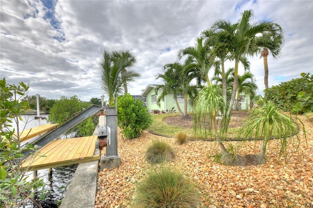 view of yard featuring a water view