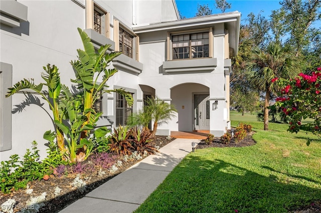 view of front of home featuring a front yard