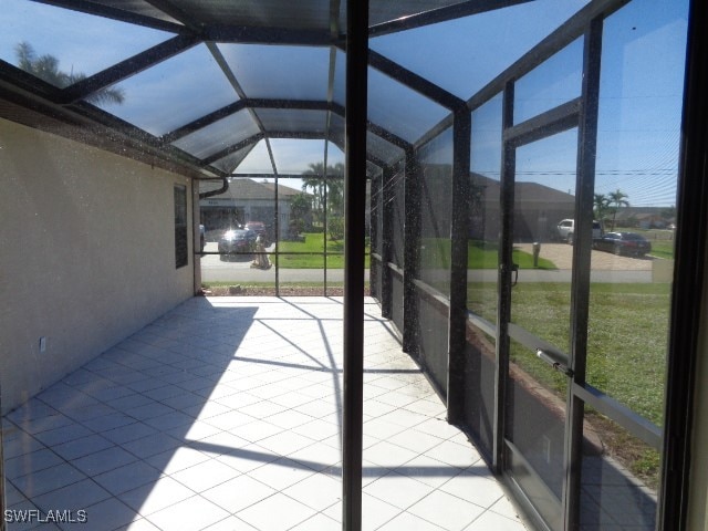 sunroom with lofted ceiling