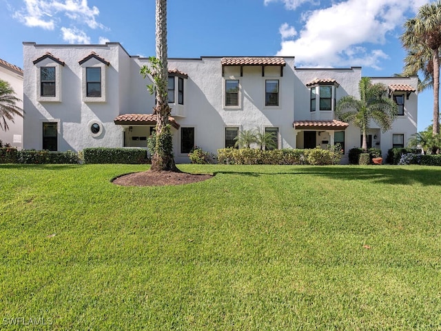 view of front facade featuring a front lawn