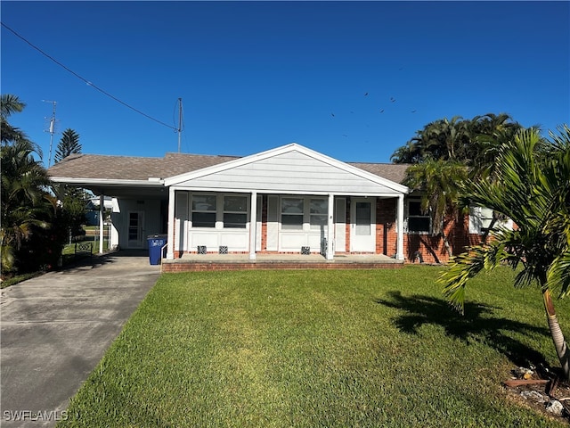 view of front of house featuring a carport and a front yard