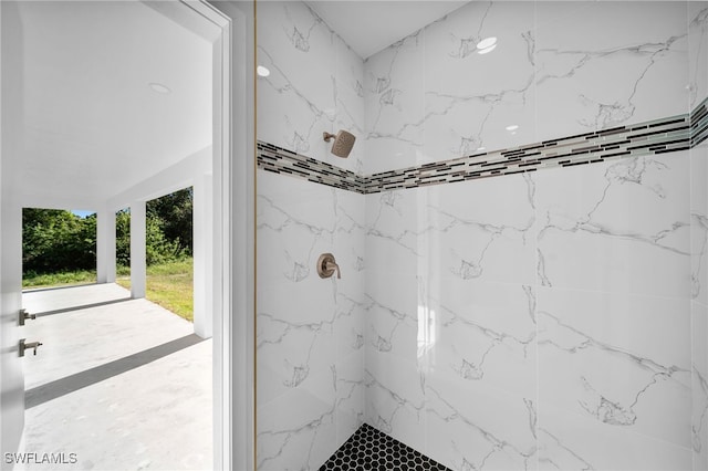 bathroom featuring tiled shower