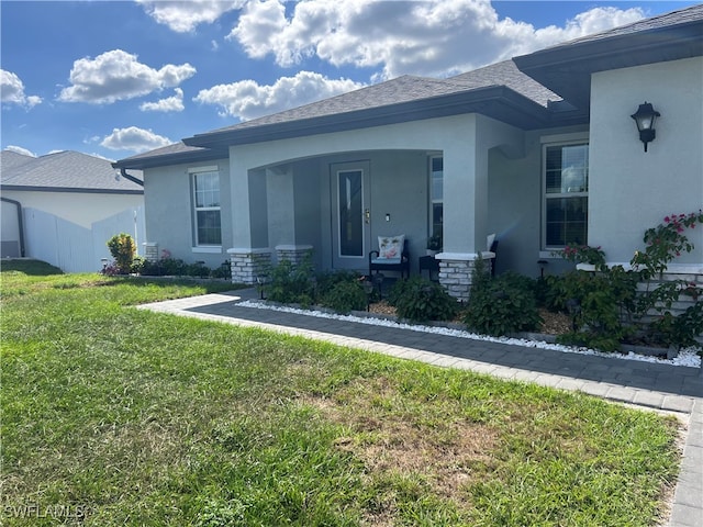 view of front facade featuring a front lawn