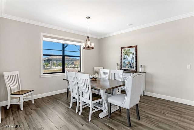 dining area featuring ornamental molding, dark hardwood / wood-style floors, and a notable chandelier