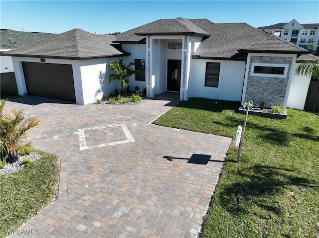 view of front facade featuring a garage and a front yard