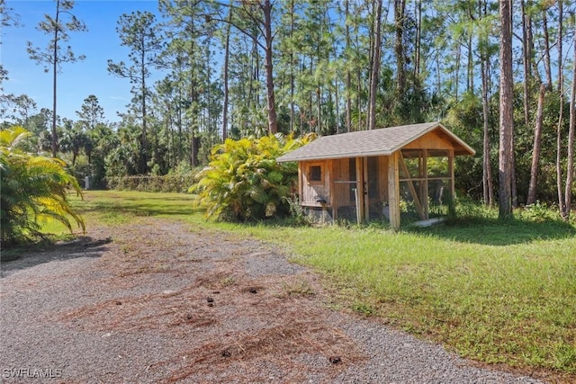 view of yard with an outbuilding