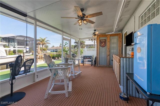 sunroom with ceiling fan