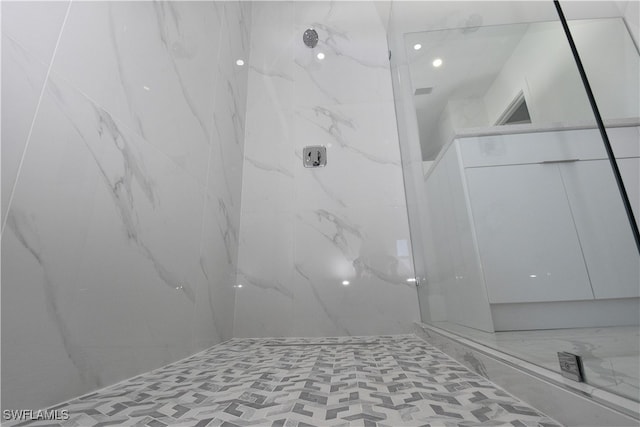 bathroom featuring a tile shower