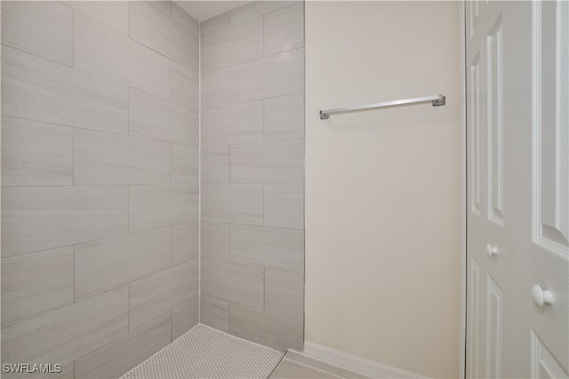 bathroom featuring tiled shower