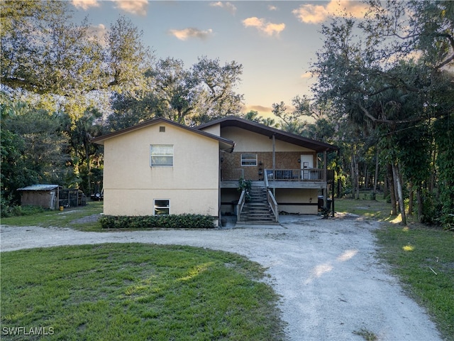 view of front of house featuring a yard