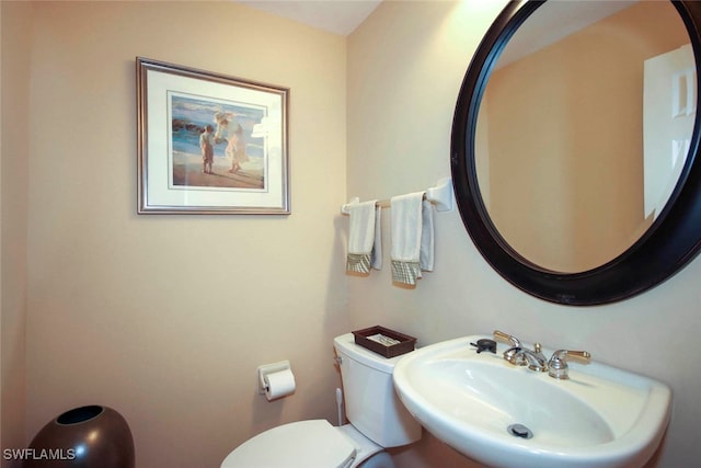 bathroom featuring toilet and sink