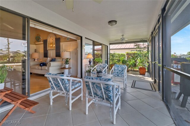 sunroom with ceiling fan