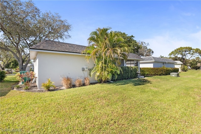 view of side of property featuring a lawn