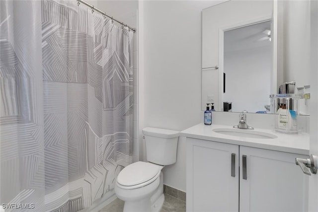 bathroom featuring a shower with shower curtain, vanity, and toilet