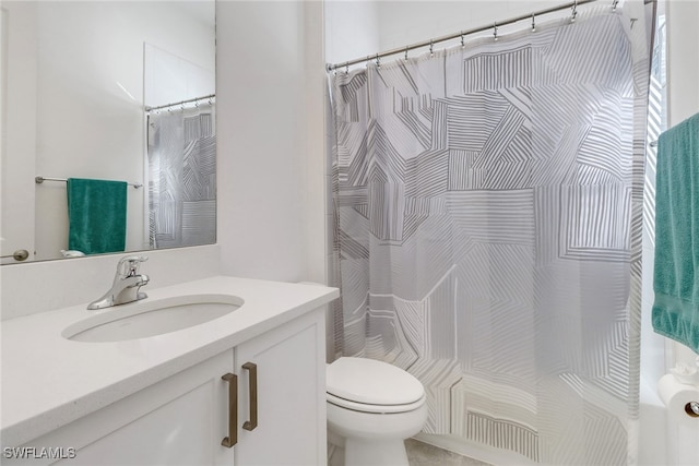 bathroom featuring a shower with shower curtain, vanity, and toilet