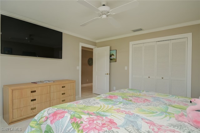 bedroom featuring ceiling fan, crown molding, and a closet