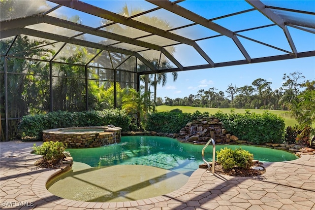 view of pool with an in ground hot tub, a patio area, and a lanai