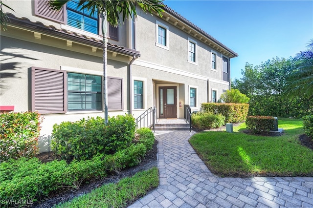 view of front of home featuring a front lawn