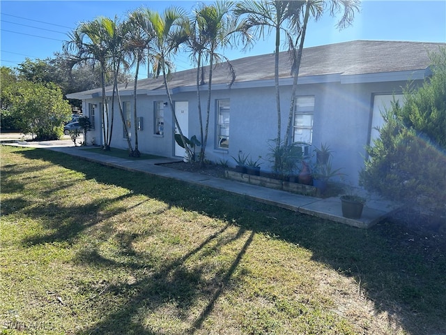 view of front of home featuring a front lawn