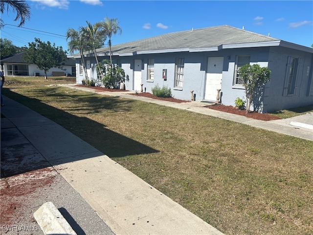 view of front facade with a front yard